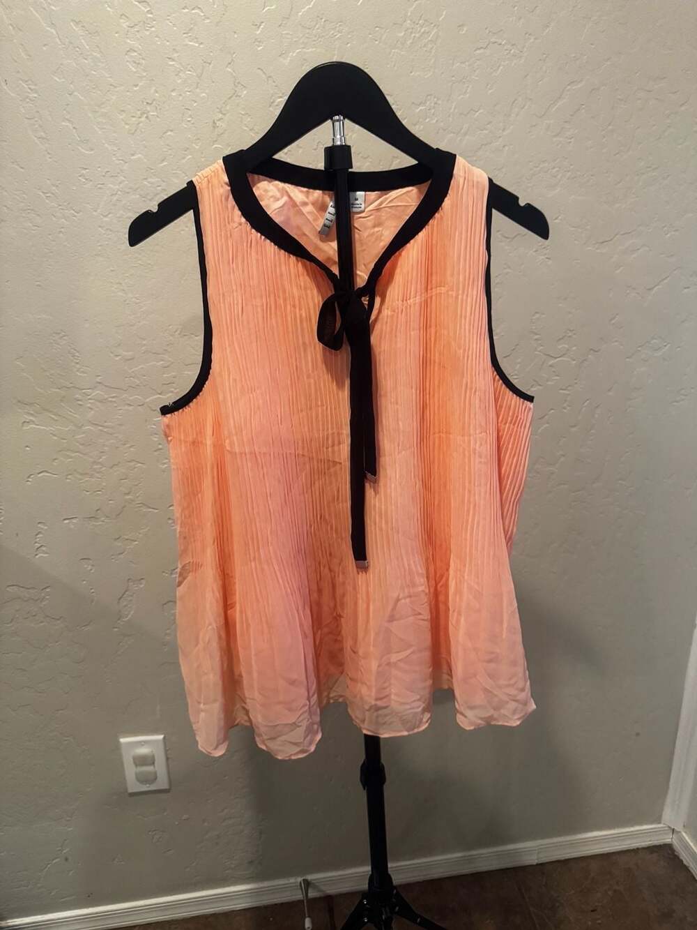 ELLE Peach & Black Pleated Sleeveless Blouse with Bow Tie Neck Size M